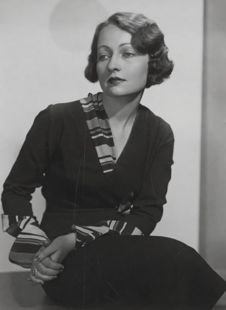 Elena Escobar Harrison (Tita)